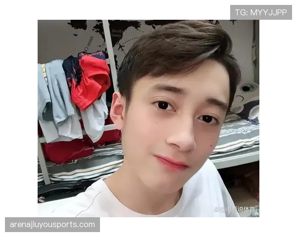练俊杰训练完直接啃鸡腿？这自律人设有点扛不住啊